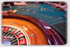 una mano de ruleta de casino