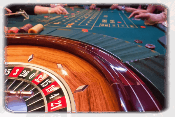 una mano de ruleta de casino